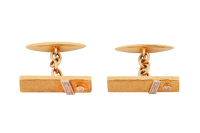 Lot 298 - A PAIR OF GOLD AND DIAMOND CUFFLINKS