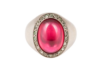 Lot 26 - A SYNTHETIC RUBY RING