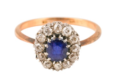 Lot 7 - A SAPPHIRE AND DIAMOND RING