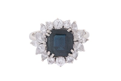 Lot 144 - A SAPPHIRE AND DIAMOND CLUSTER RING