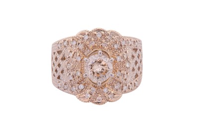 Lot 186 - A DIAMOND DRESS RING