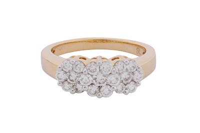 Lot 324 - A DIAMOND CLUSTER RING