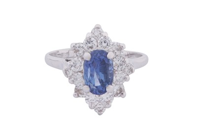 Lot 139 - A SAPPHIRE AND DIAMOND CLUSTER RING