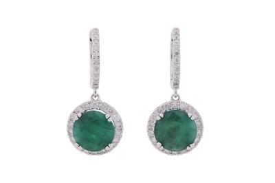 Lot 178 - A PAIR OF EMERALD AND DIAMOND PENDENT EARRINGS, CIRCA 2022