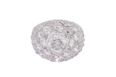 Lot 137 - A DIAMOND BOMBÉ RING