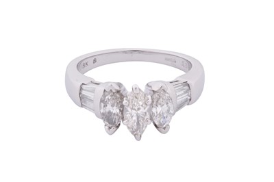 Lot 154 - A DIAMOND RING