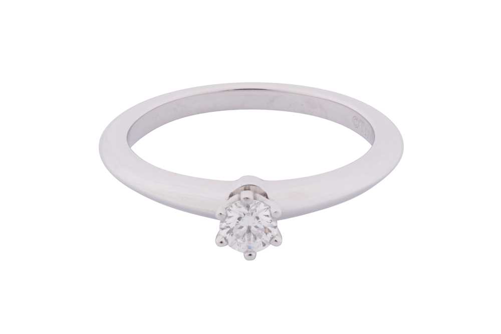 Lot 155 - TIFFANY & Co. | A SINGLE-STONE DIAMOND RING