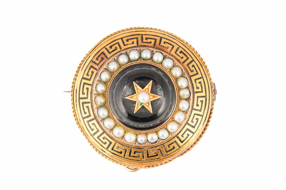 Lot 55 - A MID 19TH CENTURY ONYX AND SEED PEARL MOURNING BROOCH