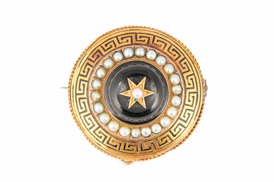 Lot 55 - A MID 19TH CENTURY ONYX AND SEED PEARL MOURNING BROOCH