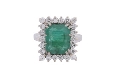 Lot 179 - AN EMERALD AND DIAMOND CLUSTER RING