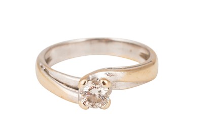 Lot 33 - A SINGLE-STONE DIAMOND RING