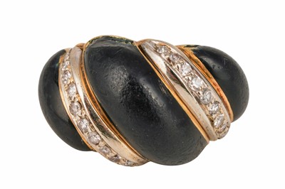 Lot 18 - AN ONYX AND DIAMOND BOMBÉ RING