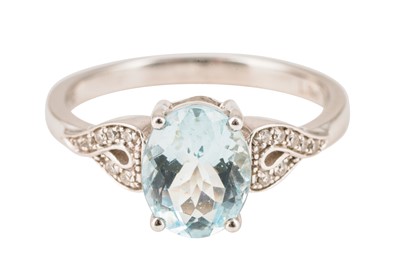 Lot 25 - AN AQUAMARINE AND DIAMOND RING