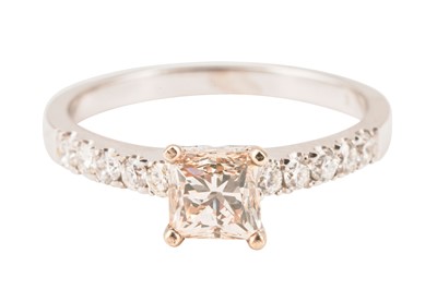 Lot 10 - A DIAMOND RING