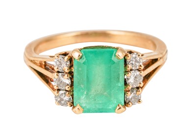 Lot 34 - AN EMERALD AND DIAMOND RING