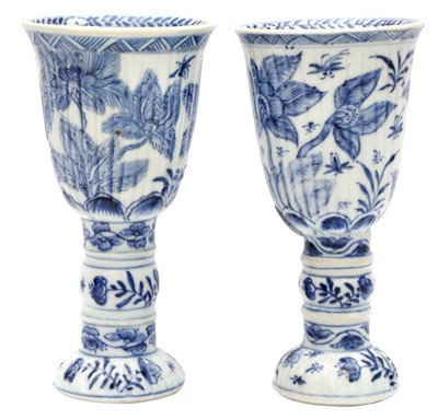 Lot 3 - A PAIR OF CHINESE BLUE AND WHITE GOBLETS