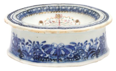 Lot 52 - A CHINESE EXPORT ARMORIAL BLUE AND WHITE SALT