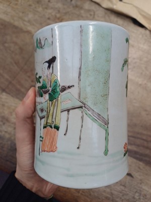 Lot 424 - A Chinese famille-verte 'figural' brush pot, Qing dynasty, Kangxi period