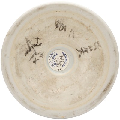 Lot 424 - A Chinese famille-verte 'figural' brush pot, Qing dynasty, Kangxi period