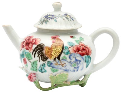 Lot 45 - A CHINESE FAMILLE-ROSE 'COCKEREL' TEAPOT AND COVER