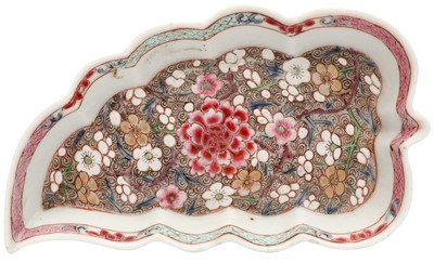 Lot 41 - A CHINESE FAMILLE-ROSE HORS D'OUEVRES LEAF-SHAPED DISH