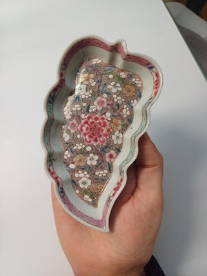 Lot 41 - A CHINESE FAMILLE-ROSE HORS D'OUEVRES LEAF-SHAPED DISH
