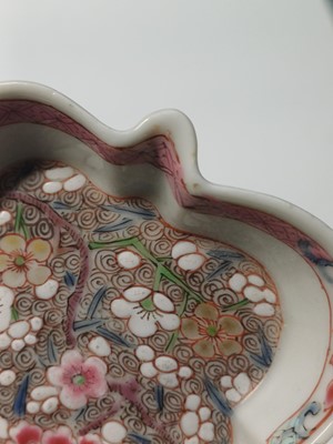 Lot 41 - A CHINESE FAMILLE-ROSE HORS D'OUEVRES LEAF-SHAPED DISH