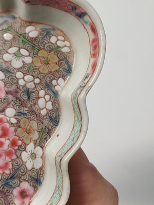 Lot 41 - A CHINESE FAMILLE-ROSE HORS D'OUEVRES LEAF-SHAPED DISH