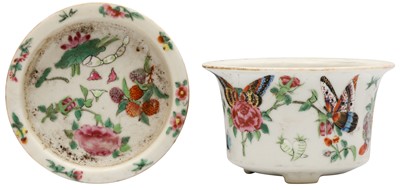 Lot 91 - A SMALL CHINESE FAMILLE-ROSE JARDINIÈRE AND STAND