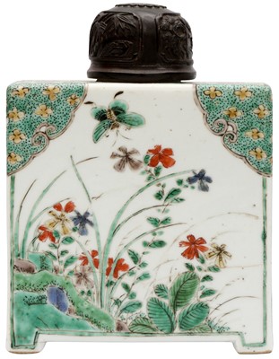 Lot 24 - A CHINESE FAMILLE-VERTE 'HUNDRED ANTIQUES' TEA CADDY