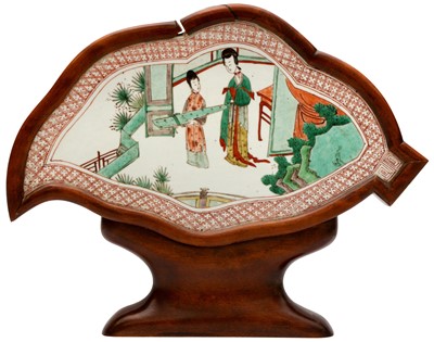 Lot 14 - A RARE CHINESE FAMILLE-VERTE LEAF-SHAPED 'FIGURATIVE' PLAQUE