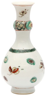 Lot 34 - A SMALL CHINESE FAMILLE-VERTE 'BUTTERFLIES' VASE