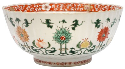 Lot 27 - A CHINESE FAMILLE-VERTE 'LOTUS' BOWL