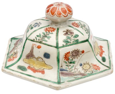 Lot 37 - A CHINESE FAMILLE-VERTE HEXAGONAL COVER