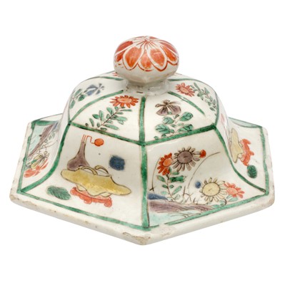 Lot 427 - A Chinese famille-verte hexagonal cover, Qing dynasty, Kangxi period