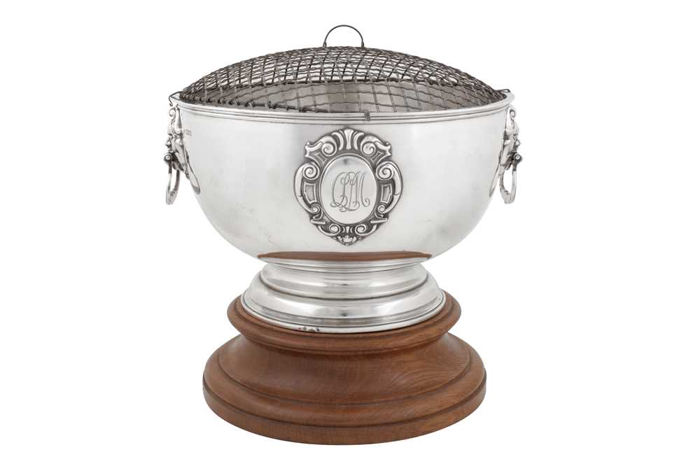 Lot 393 - A George V sterling silver twin handled bowl, London 1913 by Holland, Aldwinckle and Slater