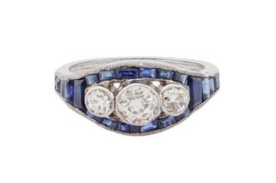 Lot 32 - A SAPPHIRE AND DIAMOND RING