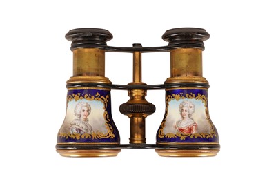 Lot 301 - A PAIR OF FRENCH ENAMELLED OPERA GLASSES, LATE 19TH CENTURY