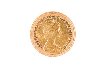 Lot 103 - AN ELIZABETH II HALF SOVEREIGN DATED 1982