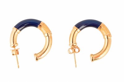 Lot 41 - A PAIR OF ENAMEL HOOP EARRINGS