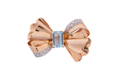 Lot 210 - AN AQUAMARINE BOW BROOCH