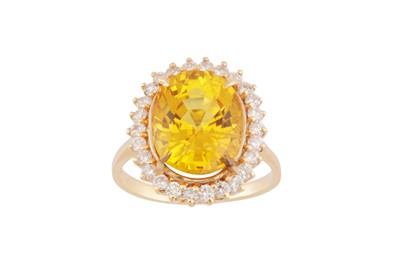 Lot 299 - A YELLOW SAPPHIRE AND DIAMOND RING