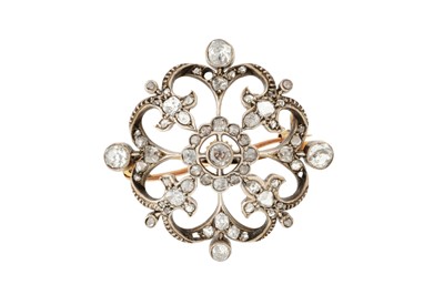 Lot 28 - A DIAMOND BROOCH