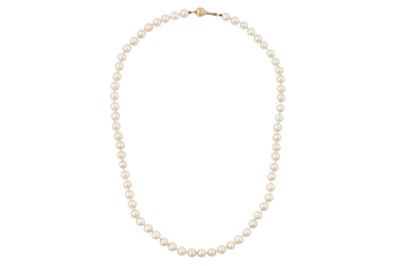 Lot 14 - A SINGLE STRAND PEARL NECKLACE