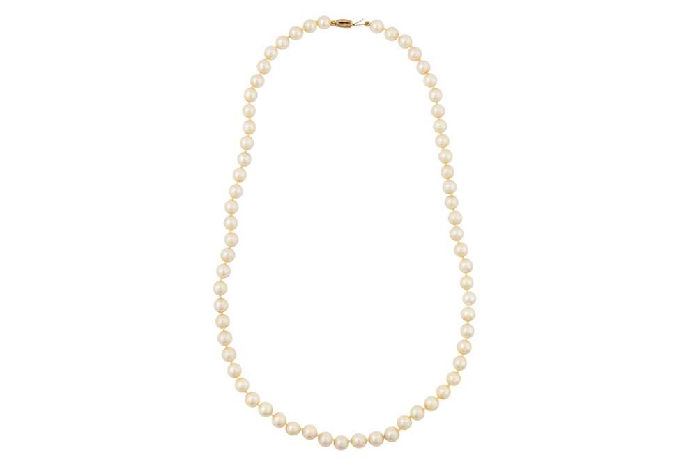 Lot 101 - A SINGLE STRAND PEARL NECKLACE