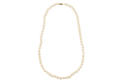 Lot 101 - A SINGLE STRAND PEARL NECKLACE