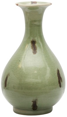 Lot 418 - A CHINESE CELADON-GLAZED IRON-SPLASHED VASE, YUHUCHUNPING