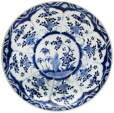 Lot 109 - A CHINESE BLUE AND WHITE 'BLOSSOMS' CHARGER