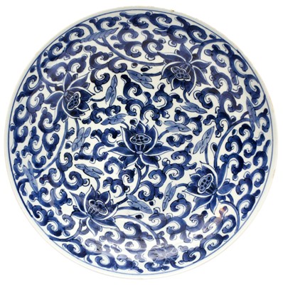 Lot 102 - A CHINESE BLUE AND WHITE LOTUS' CHARGER