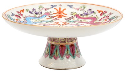 Lot 136 - A CHINESE FAMILLE-ROSE 'DRAGONS' STEM BOWL